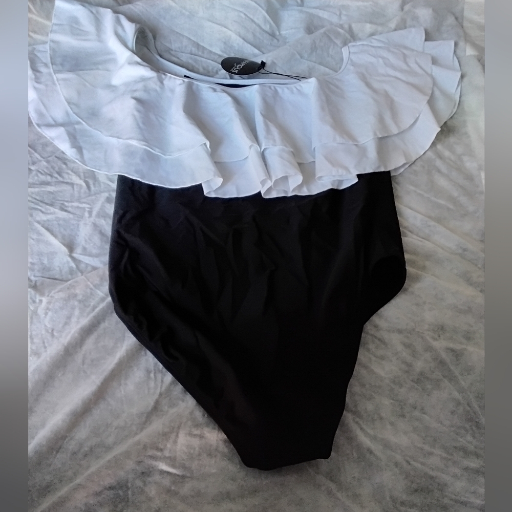 Ruffle Off-Shoulder One-Piece Swimsuit - Black/White - Picture 7 of 7